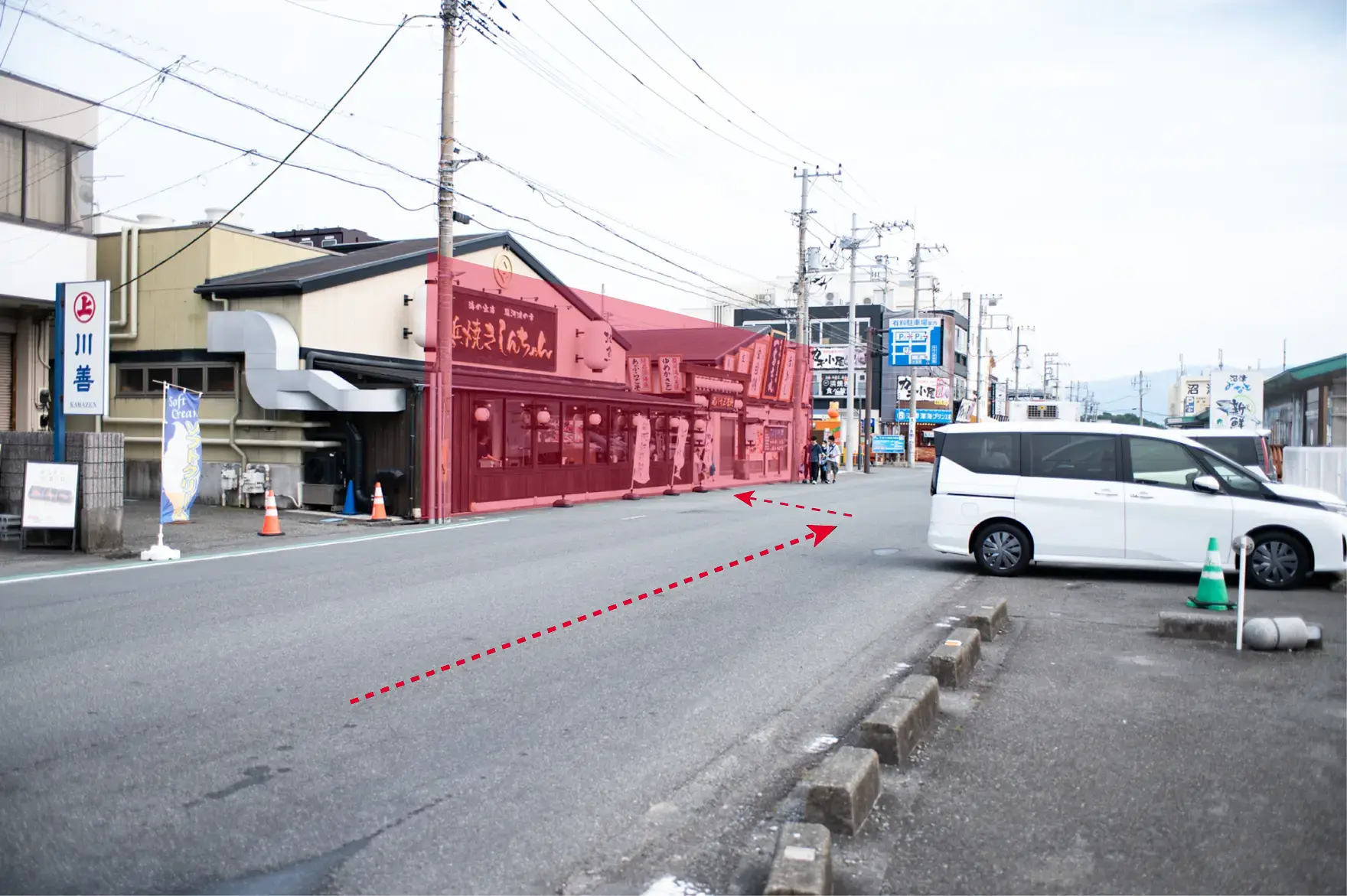 通り沿いに見える浜焼きしんちゃんの建物。この先が港八十三番地の入口
