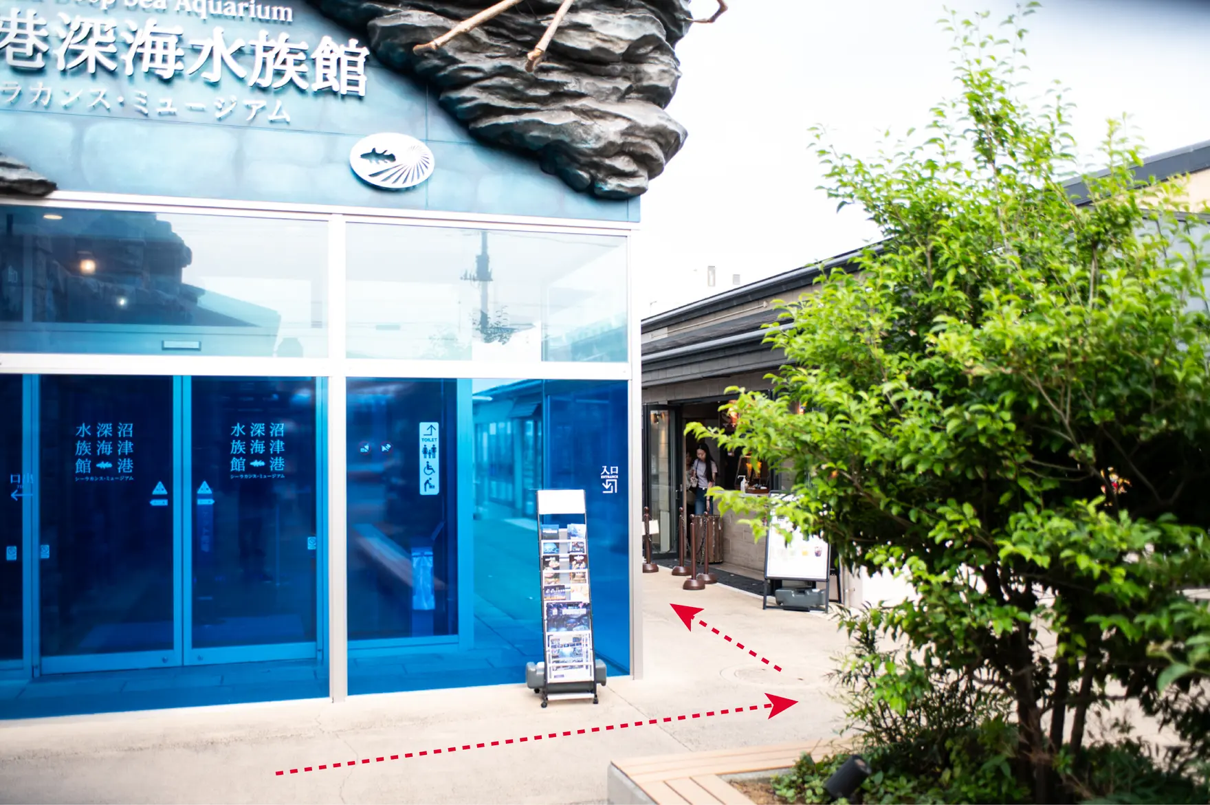 沼津港深海水族館の青いエントランス前。ここを右へ曲がる